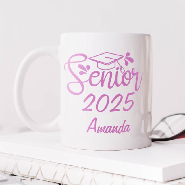 Caneca De Café Graduado Nome Personalizado Rosa (Personalized Senior 2025 Mug)