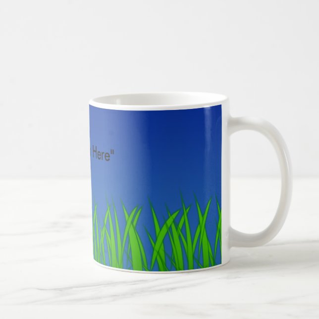 Caneca De Café Grama verde contra o céu azul claro (Direita)
