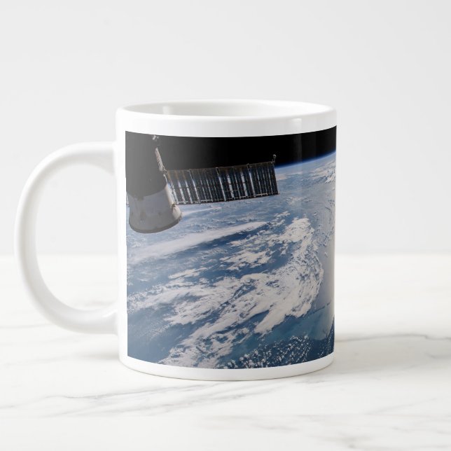Caneca De Café Grande A Estação Espacial Internacional Acima Do Atlântic (Esquerda)