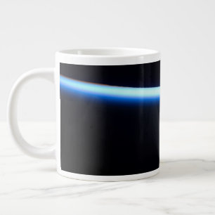 Caneca De Café Grande A Linha Fina da Atmosfera da Terra e Uma Lua Gibbo