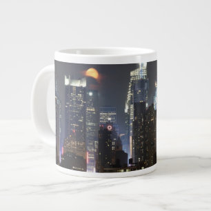 Caneca De Café Grande A lua sobe pelo centro de Nova York.