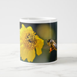 Caneca De Café Grande Abelha Polinizando uma Flor Amarela