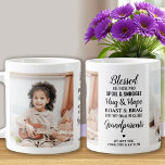 Caneca De Café Grande Abençoados Avós Modernos Personalizados 2 Foto<br><div class="desc">Celebre seus avós com uma caneca de café com foto personalizada. Esta caneca única de avós é o presente perfeito, seja no aniversário, no dia dos avós ou no Natal. Esperamos que o seu presente especial de manutenção, avô, se transforme num tesouro durante os próximos anos. . Citação " Abençoados...</div>