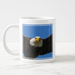 Caneca De Café Grande Águia Americana passa voando perto