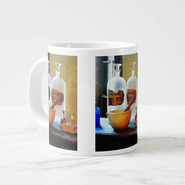 Caneca De Café Grande Alcatrão e péleta com Garrafas (Frente Esquerda)