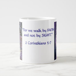 Caneca De Café Grande Andando às escuras com FAITH 2 Corinthians 5:7