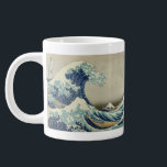 Caneca De Café Grande Arte Japonês Antigo, A Grande Onda por Hokusai<br><div class="desc">36 Vistas do Monte Fuji: A Grande Onda na Costa de Kanagawa por Katsushika Hokusai do período Edo, c. 1830. Ilustração náutica de arte fina vintage asiática apresentando uma paisagem marítima de enormes ondas de maré se quebrando com barcos de pessoas e Monte Fuji ao fundo. Embora seja considerada uma...</div>
