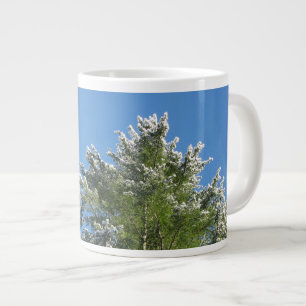 Caneca De Café Grande Árvore de pinheiros com ponta de neve no céu azul