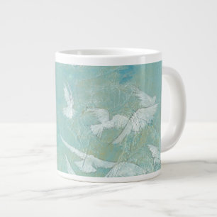 Caneca De Café Grande Aves Brancas Voando Através Do Céu Azul