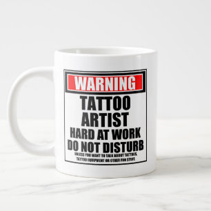 Caneca De Café Grande Aviso Ao Duro De Artista De Tatuagem No Trabalho N