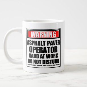 Caneca De Café Grande Aviso Duro Do Operador Do Asfalto No Trabalho