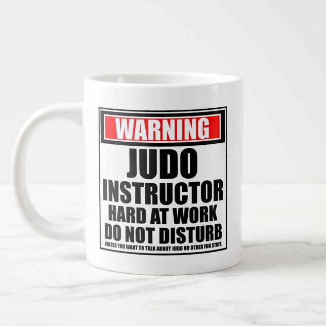 Caneca De Café Grande Aviso Instrutor de Judô Trabalhando Duro (Esquerda)