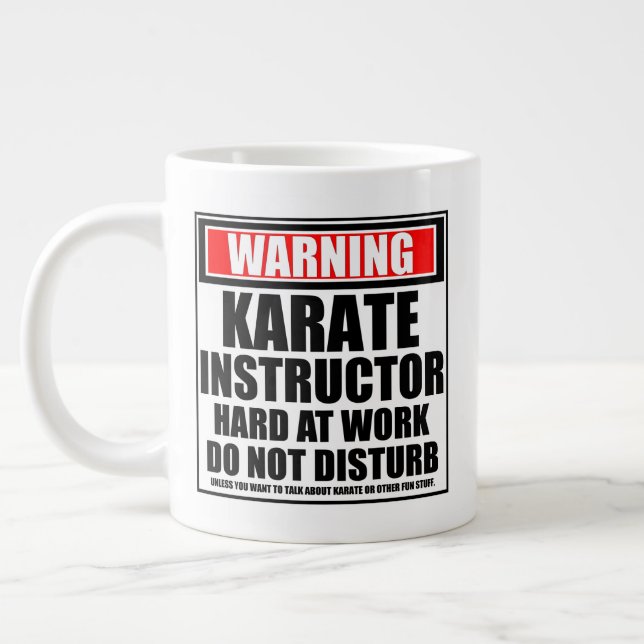 Caneca De Café Grande Aviso Instrutor de Karate Trabalhando Arduamente (Esquerda)
