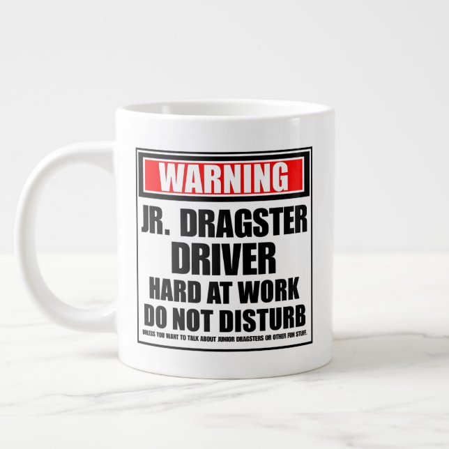 Caneca De Café Grande Aviso Jr. Piloto de Dragster Trabalhando Duro (Esquerda)