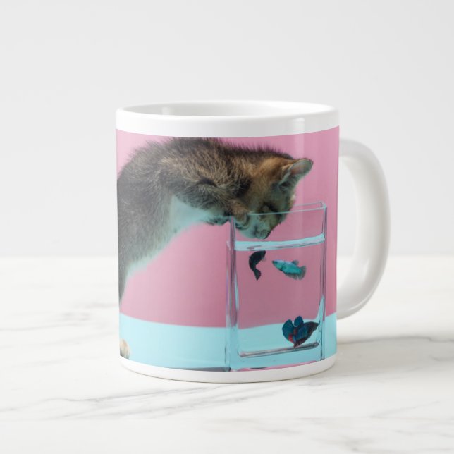 Caneca De Café Grande Bebês Mais Pobres | Kitten Olhando para Fish Bowl (Frente Esquerda)