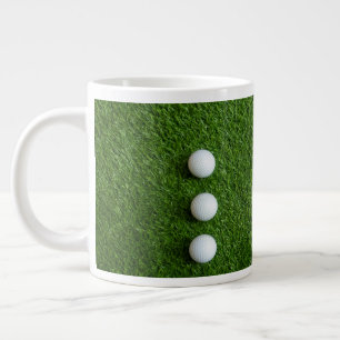 Caneca De Café Grande Bolas de golfe estão em grama verde