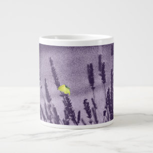 Caneca De Café Grande Borboleta Brimstone em um Campo de Lavanda Roxa