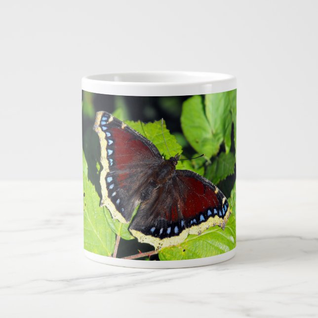 Caneca De Café Grande Borboleta de Camberwell Beauty ou Mourning Cloak (Frente)