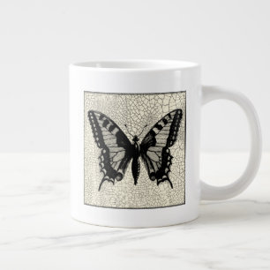 Caneca De Café Grande Borboleta Preta e Branca sobre fundo rachado