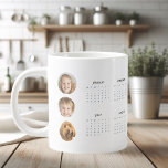 Caneca De Café Grande Calendário personalizado 2025 com três fotos gigan<br><div class="desc">Capture suas memórias favoritas enquanto se mantém organizado com este calendário personalizado de 2025, com três de suas carinhosas fotos. Perfeito para casa ou escritório, este design personalizado combina funcionalidade e sentimentalidade, exibindo suas imagens escolhidas ao lado de um calendário elegante de cheio ano. Ideal para dar presentes à família...</div>