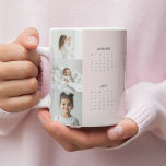 Caneca De Café Grande Calendário Pink de Pastel Personalizado 2025 com T<br><div class="desc">Crie um acessório exclusivo e sincero com esta caneca de calendário rosa 2025 pastel personalizada, com espaço para três das suas fotos favoritas. Esta caneca combina a funcionalidade com um toque pessoal, exibindo um calendário de cheio ano elegante ao lado de memórias estimadas em um fundo cor-de-rosa macio pastel. Perfeito...</div>