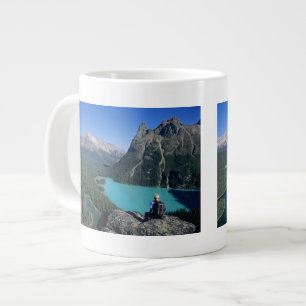 Caneca De Café Grande Caminhante com vista para o lago de cor turquesa
