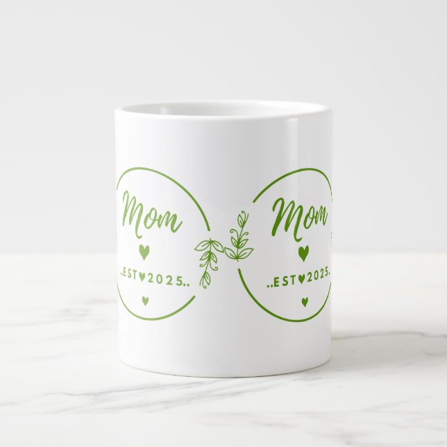 Caneca De Café Grande Camiseta Mamãe Est. 2025 - Presente para Nova Mãe  (Frente)