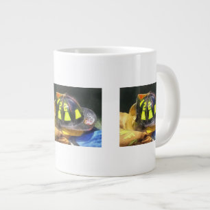 Caneca De Café Grande Capacete de bombeiro em uniforme