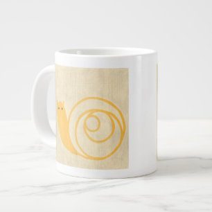 Caneca De Café Grande Caracol Amarelo no Fundo do Cream