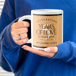 Caneca De Café Grande Celebração do Aniversário de Casamento de Madeira<br><div class="desc">Celebre o aniversário do casamento da madeira de 5 com um casal dessas canecas gigantes de café da na moda! A inscrição elegante num fundo falso e claro de grãos de madeira acrescenta um toque memorável para esta ocasião especial e para esta etapa. Personalizar com os nomes dos casais, datas...</div>