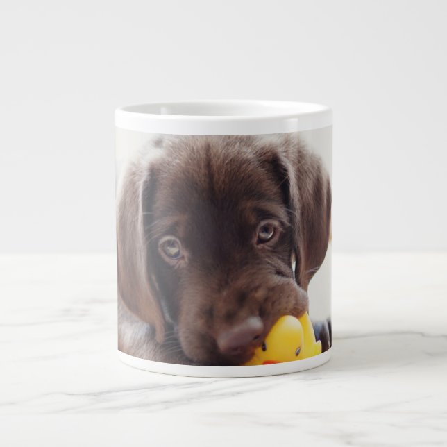 Caneca De Café Grande Chocolate Labrador Com Pato De Brinquedo (Frente)