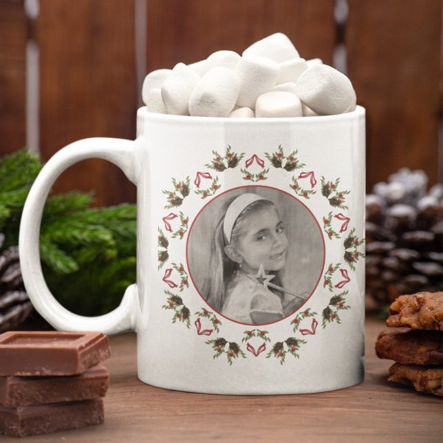 Caneca De Café Grande Christmas Holiday Photo Simple Greenery Circle (Elegant Christmas red and green photo mug)