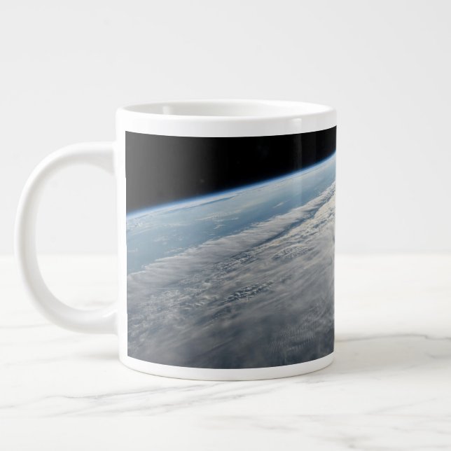 Caneca De Café Grande Ciclone Tropical Idai Acima Da Costa Da África. (Esquerda)