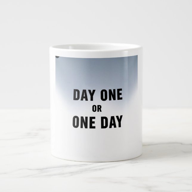 Caneca De Café Grande Dia um ou Um Dia (Frente)