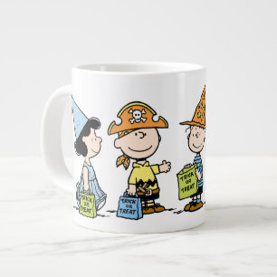 Caneca De Café Grande Doces ou Travessuras de Halloween dos Peanuts