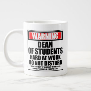 Caneca De Café Grande Duro De Estudantes No Trabalho