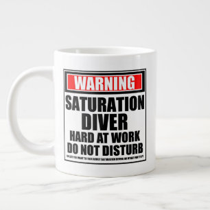 Caneca De Café Grande Duro De Mergulho De Saturação No Trabalho