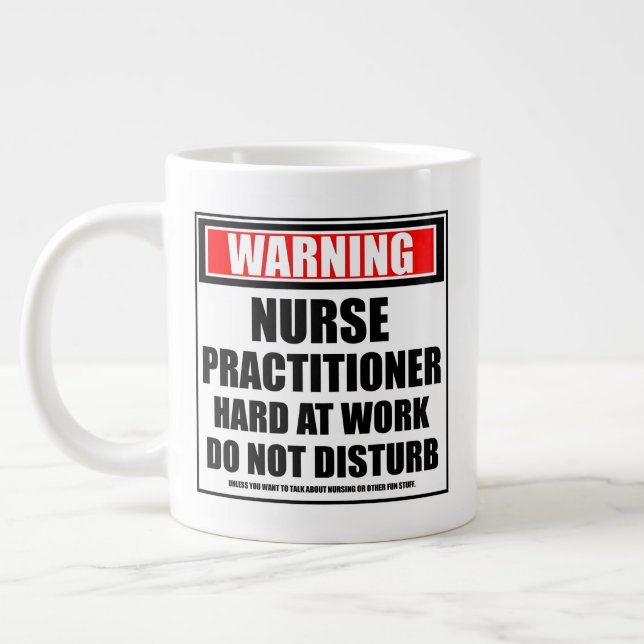 Caneca De Café Grande Duro De Profissionais De Enfermeira No Trabalho (Esquerda)