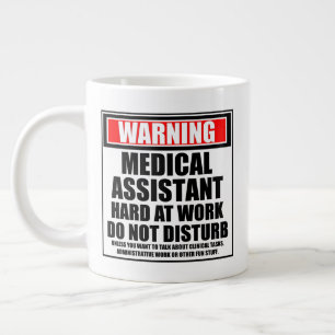 Caneca De Café Grande Duro Do Assistente Médico No Trabalho