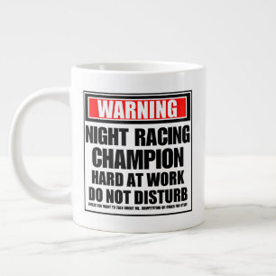 Caneca De Café Grande Duro Do Campeão Da Corrida Noturna De Alerta No T