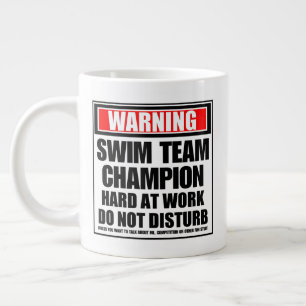 Caneca De Café Grande Duro Do Campeão Da Equipe De Natação De Aviso N