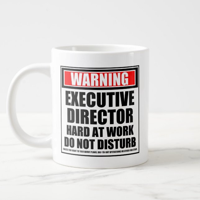 Caneca De Café Grande Duro Do Diretor Executivo No Trabalho (Esquerda)