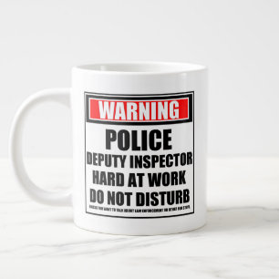 Caneca De Café Grande Duro Do Inspetor-Adjunto Da Polícia No Trabalho