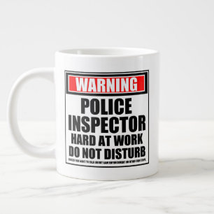 Caneca De Café Grande Duro Do Inspetor Da Polícia No Trabalho