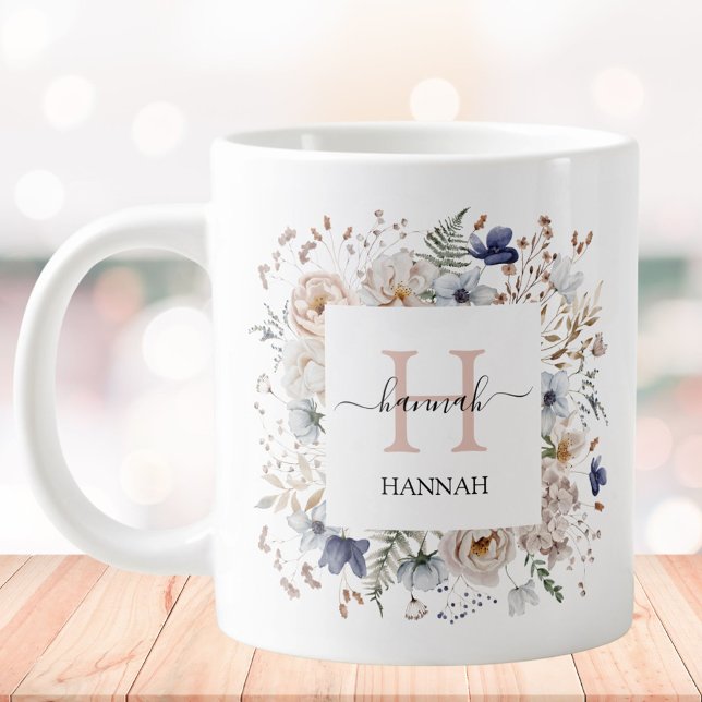 Caneca De Café Grande Elegant Monogram Pretty Beige Blue Flowers Floral (In situ)