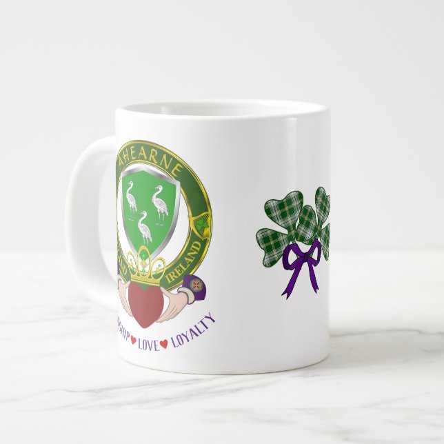 Caneca De Café Grande Escudo irlandês AHearne com Claddagh personalizado (Frente Esquerda)