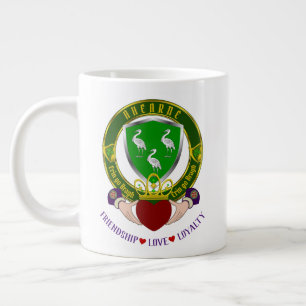 Caneca De Café Grande Escudo Irlandês AHearne com o Gigante Claddagh Co