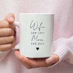 Caneca De Café Grande Esposa Mãe Ano EST | Família personalizada minimal<br><div class="desc">Celebre cada capítulo de sua jornada com esta elegante caneca minimalista apresentando os títulos Esposa e Mãe com anos EST personalizados. Um belo guardião para aniversários, novas mães, ou apenas porque, esta caneca personalizada é perfeita para momentos de café diários cheios de amor e significado. A tipografia simples e moderna...</div>