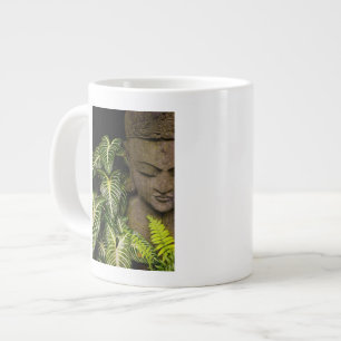 Caneca De Café Grande Estátua em um Jardim: Chiang Mai, Tailândia