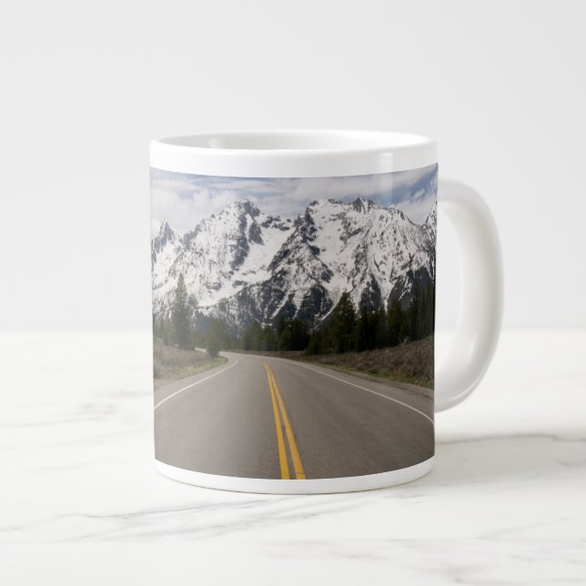 Caneca De Café Grande Estrada para a Serra de Teton (Frente Esquerda)